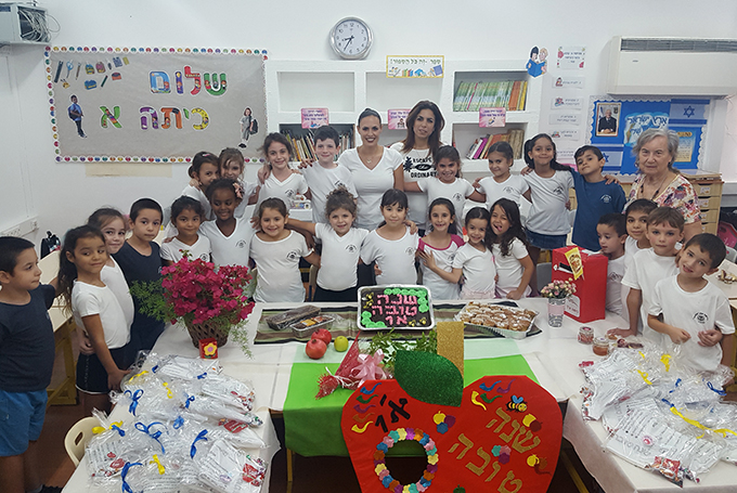 דגל שעיצבו תלמידי בית ספר אלון יזרעאל, מוצג בתערוכה בגבעת התחמושת